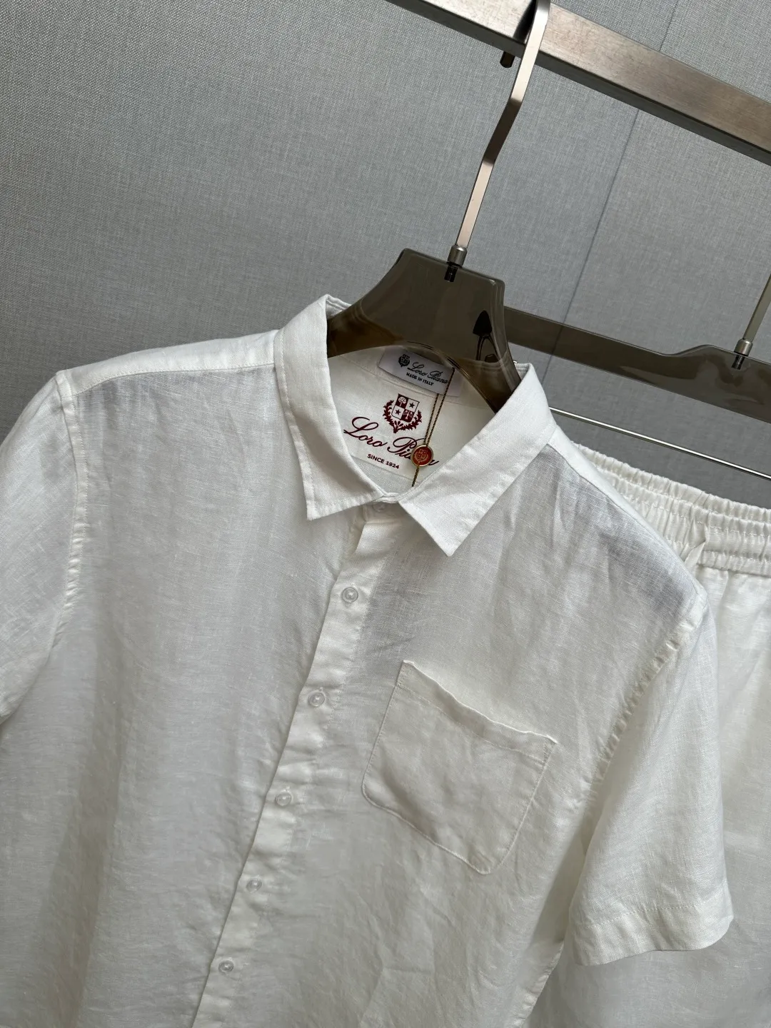 P tops, shorts Order LORO PI*NA 2026 Spring and Summer SS Italian old money resort style Quiet and luxurious light linen long sleeves Short sleeve lining Suit Series Customized natural linen material Spring and summer fresh Breathable skin-friendly Comfortable and stylish Natural and elegant men Versatile single product Simple and elegant Atmosphere Lazy and relaxed ​ Main color: hemp White Black Mixed colors: sky blue + hemp color Fruit green + hemp color Light Green+Black Sizes：M-L-XL-XXL-3XL (48-50-52-54-56) ​ ​
